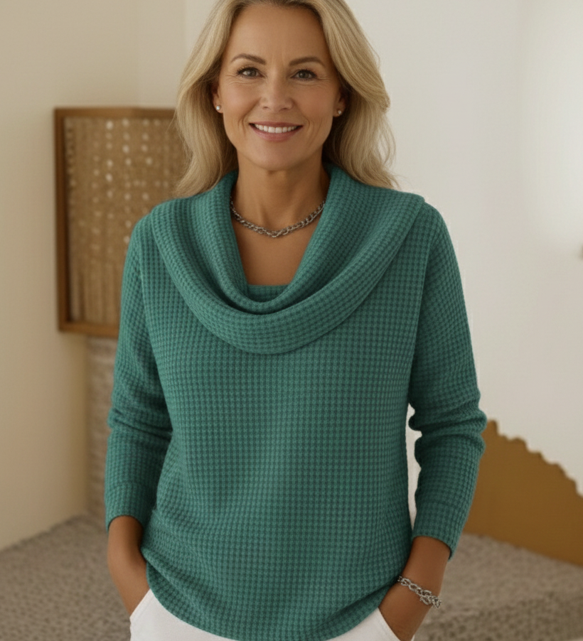 Marina – Topla pletena majica s wafl teksturom i elegantnim drapiranim ovratnikom